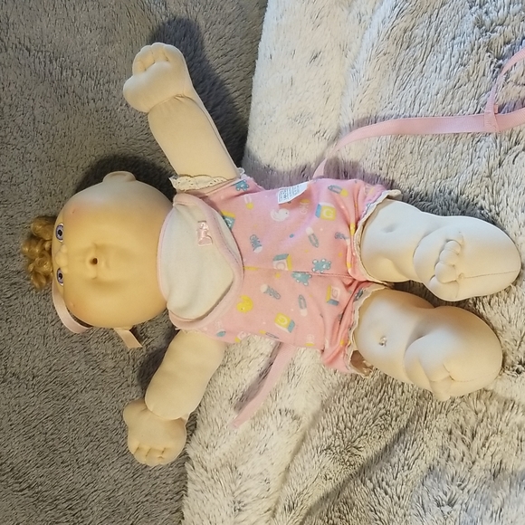 #10 - 90's Xavier Robert's signed Cabbage Patch Kid Doll.  Clothes are not orig. - Picture 1 of 6
